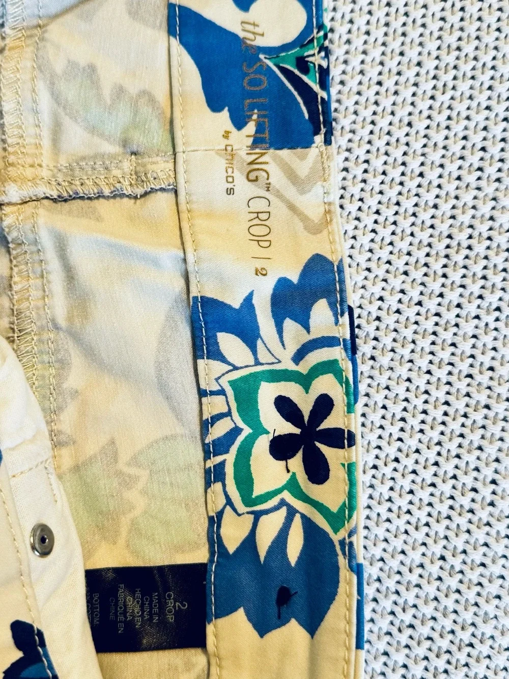 CHICO’S So Lifting Crop Cream & Blue Paisley Floral Cropped Straight-Leg Pants